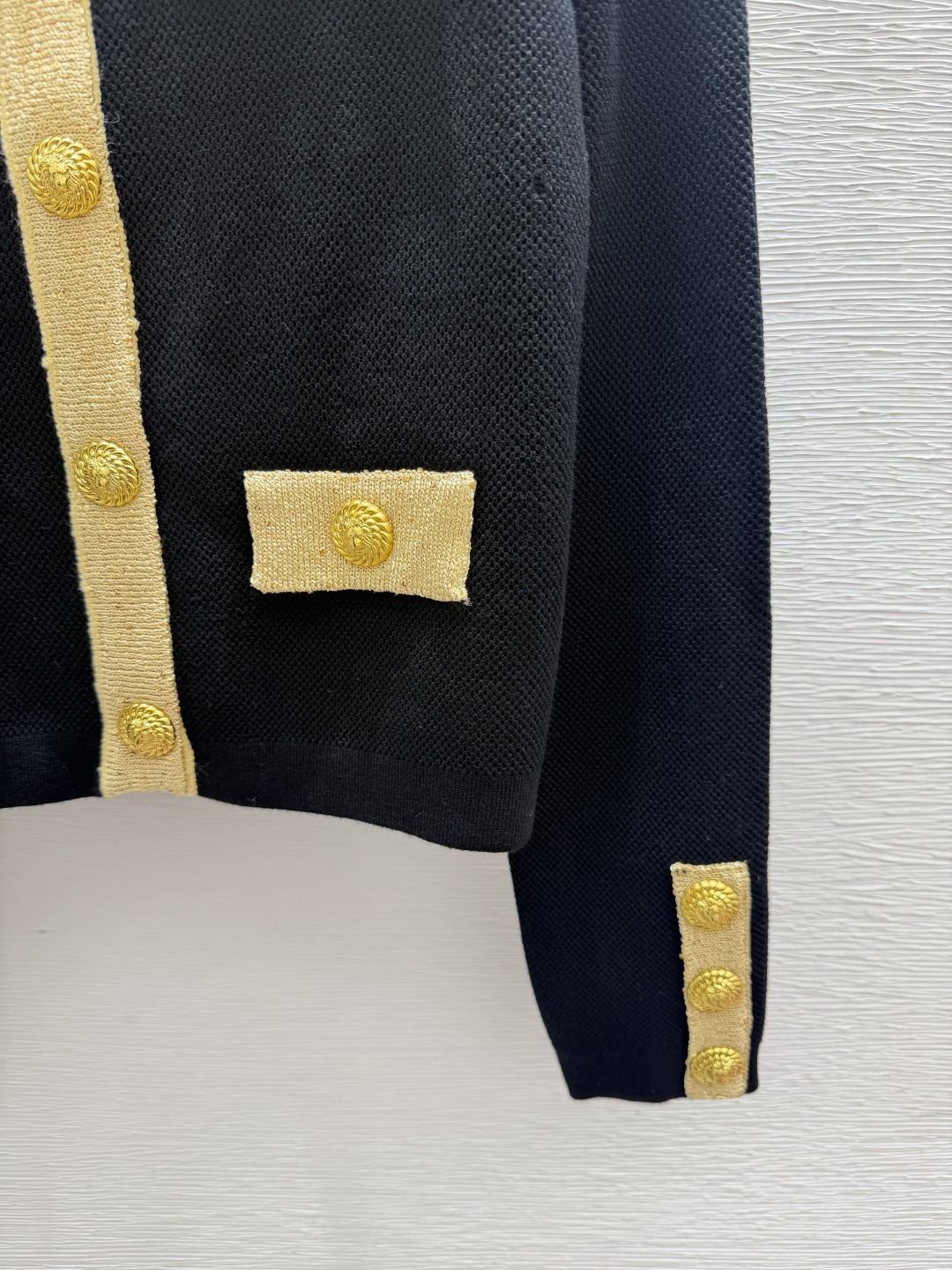 🆕BA家🆕  早秋新款  撞色简约圆领针织长袖开衫 颜色：黑色 尺码：36.38.40      