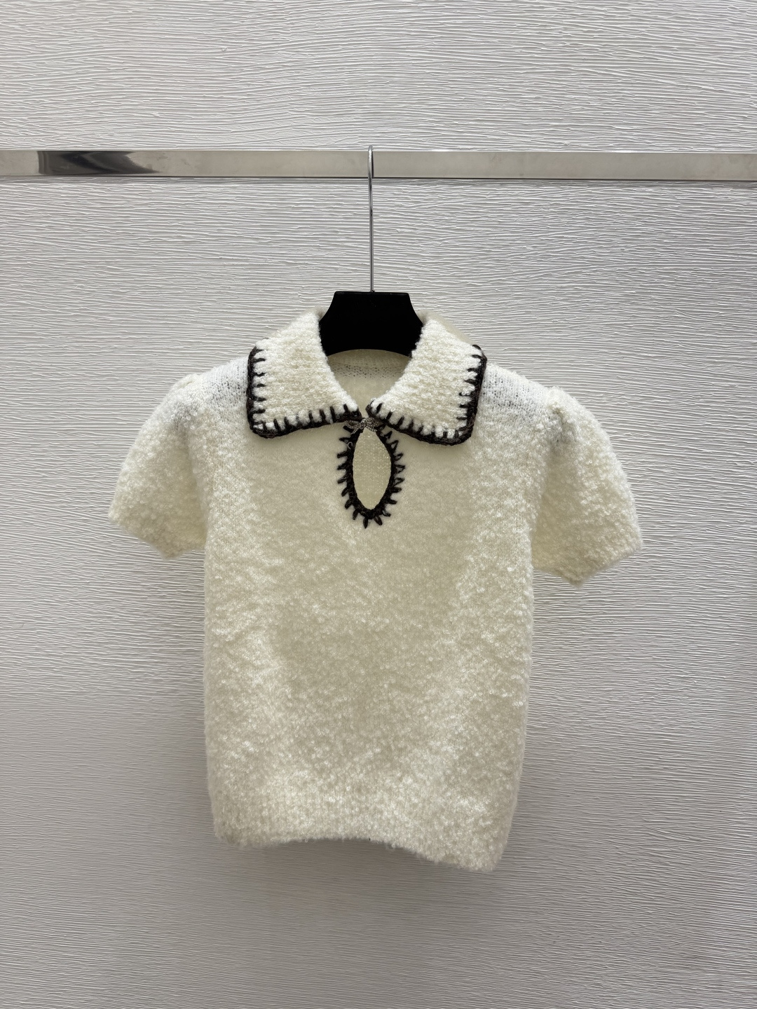 🆕CH家🆕  早秋新款  撞色翻领针织短袖 颜色：白色  尺码：36.38.40      