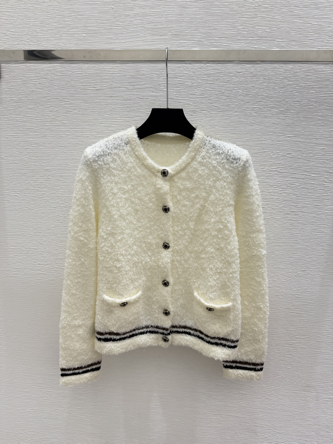 🆕CH家🆕  早秋新款  撞色简约圆领针织长袖开衫 颜色：白色  尺码：36.38.40      