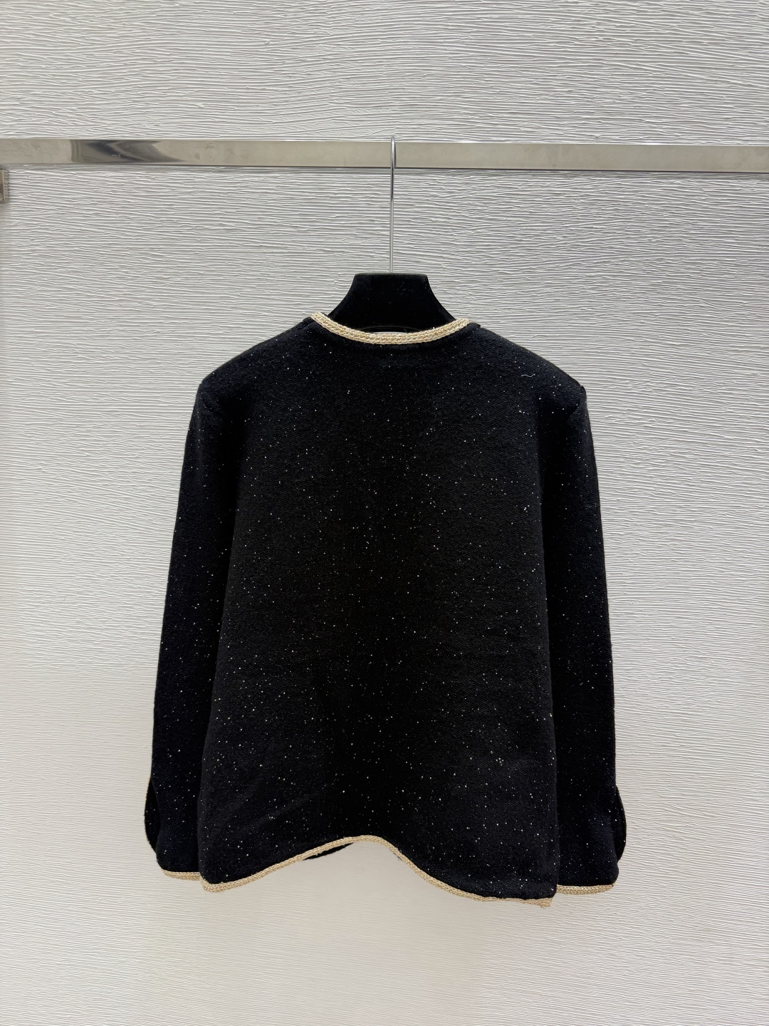 🆕CH家🆕  早秋新款 撞色简约V领针织长袖开衫 颜色：黑色 尺码：36.38.40      