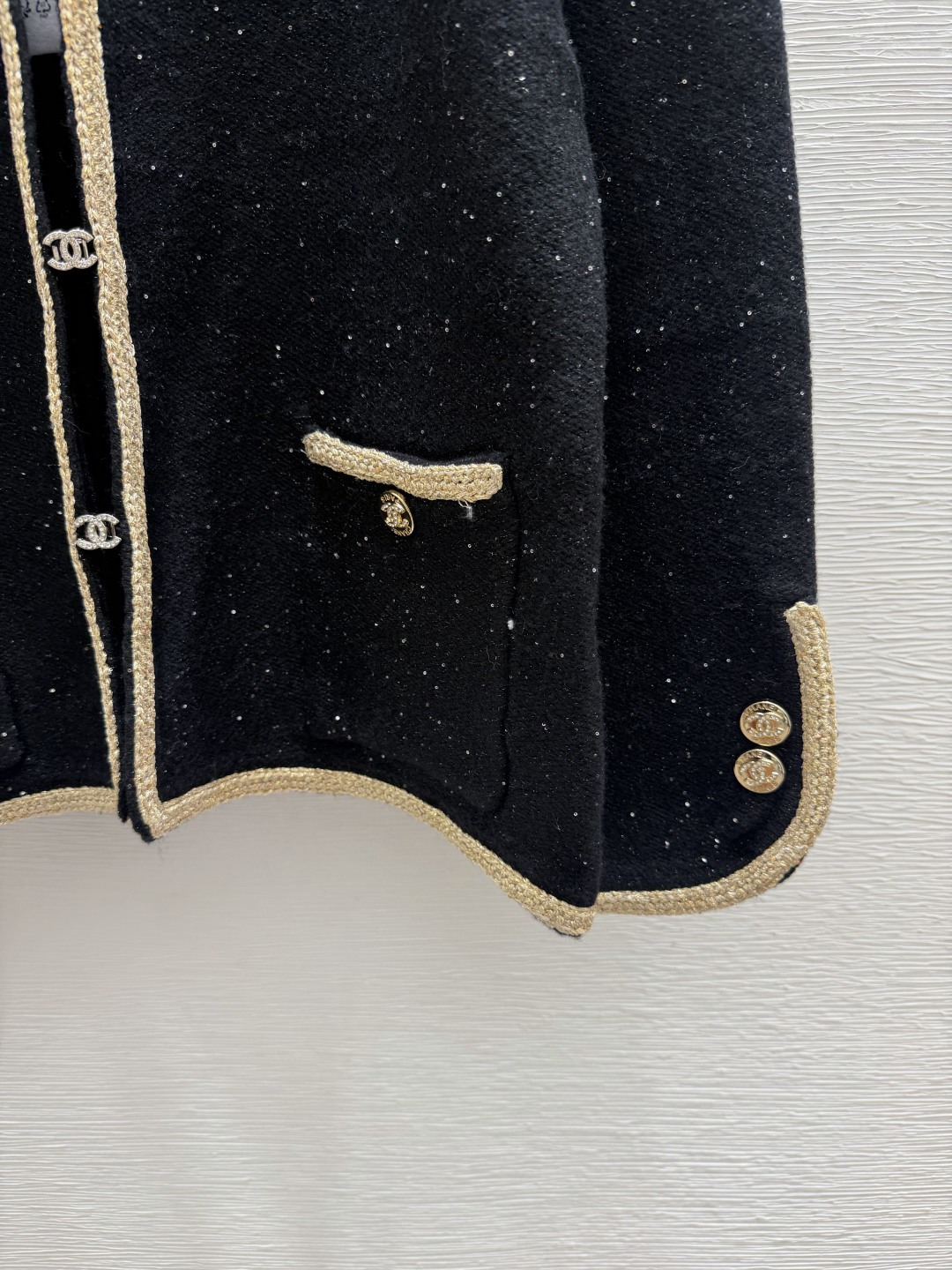 🆕CH家🆕  早秋新款 撞色简约V领针织长袖开衫 颜色：黑色 尺码：36.38.40      