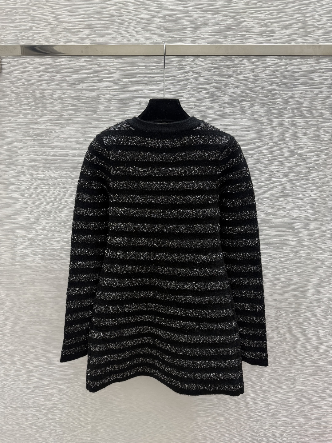 🆕CH家🆕  早秋新款 纯色珠片V领针织长袖开衫 颜色：黑色 尺码：36.38.40      