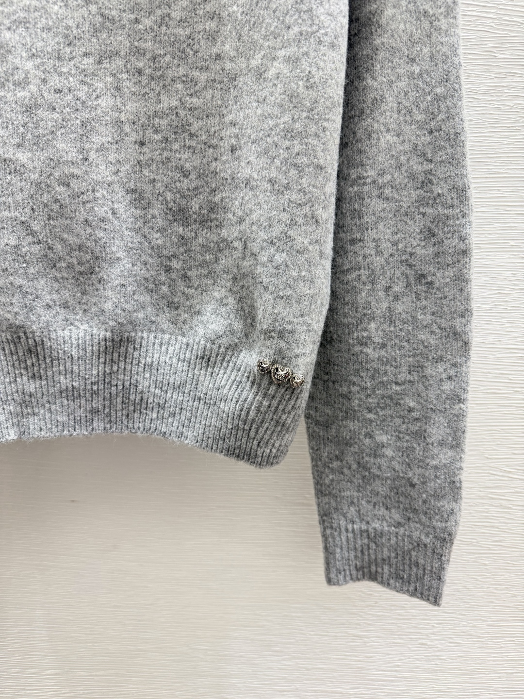 🆕CH家🆕  早秋新款 撞色翻领钉珠针织长袖 颜色：灰色 尺码：36.38.40      