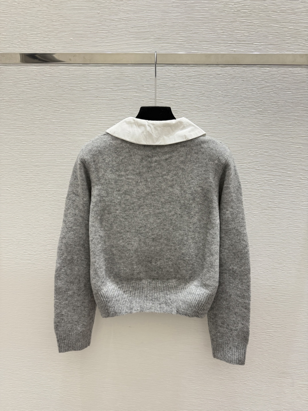 🆕CH家🆕  早秋新款 撞色翻领钉珠针织长袖 颜色：灰色 尺码：36.38.40      
