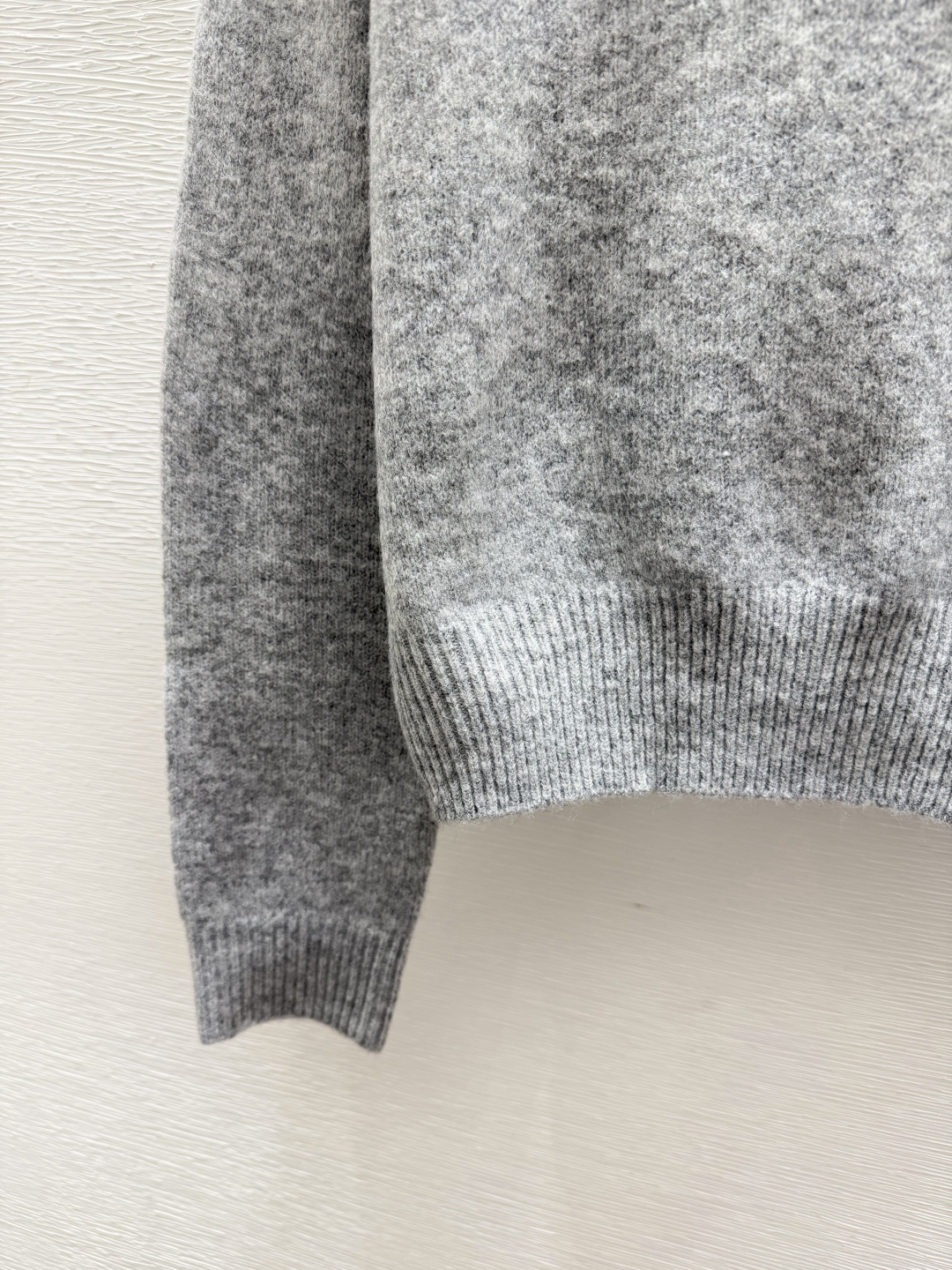🆕CH家🆕  早秋新款 撞色翻领钉珠针织长袖 颜色：灰色 尺码：36.38.40      