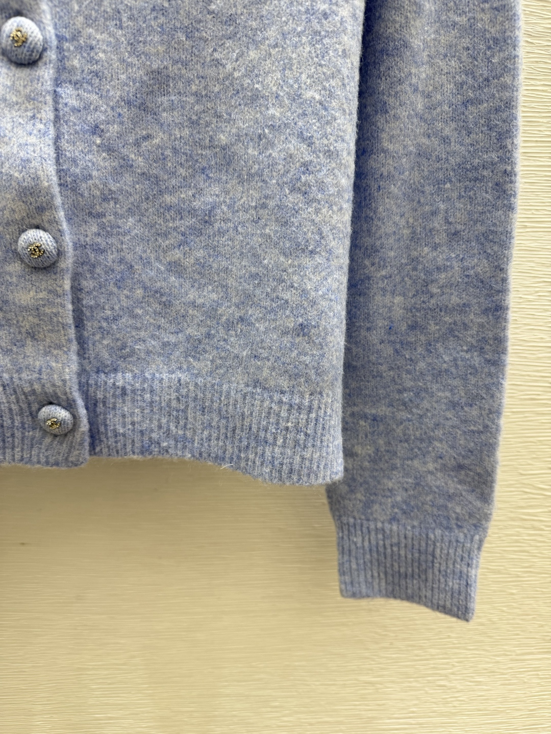 🆕CH家🆕  早秋新款 纯色珠片圆领针织长袖开衫 颜色：蓝色  尺码：36.38.40      