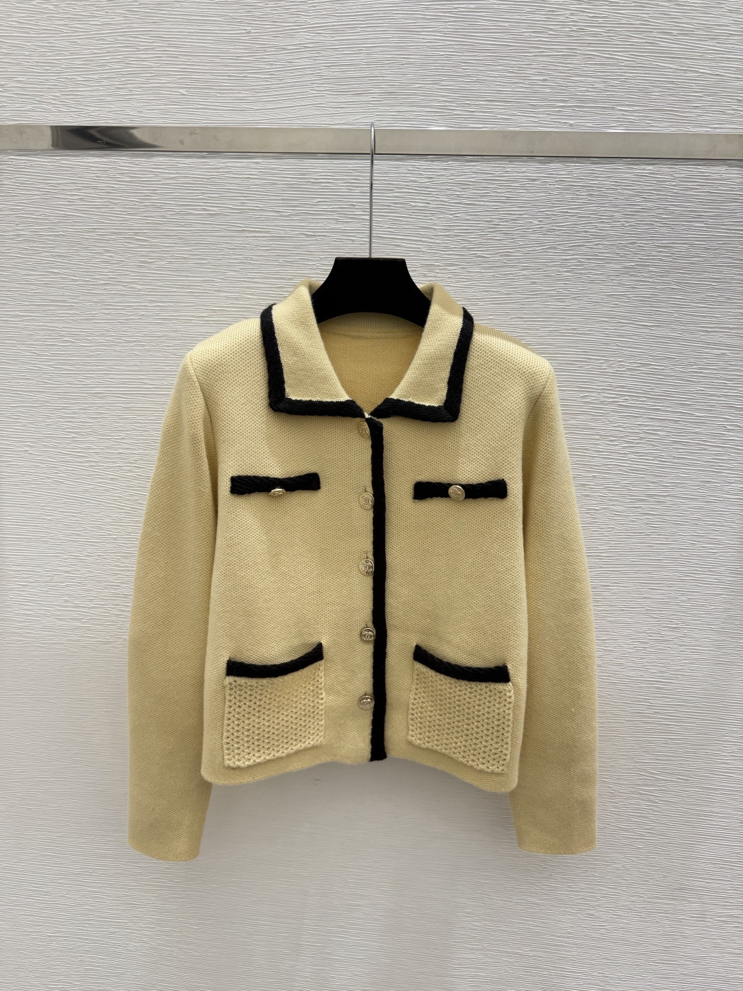 🆕CH家🆕  早秋新款 撞色翻领针织长袖开衫 颜色：黄色 黑色 尺码：36.38.40      