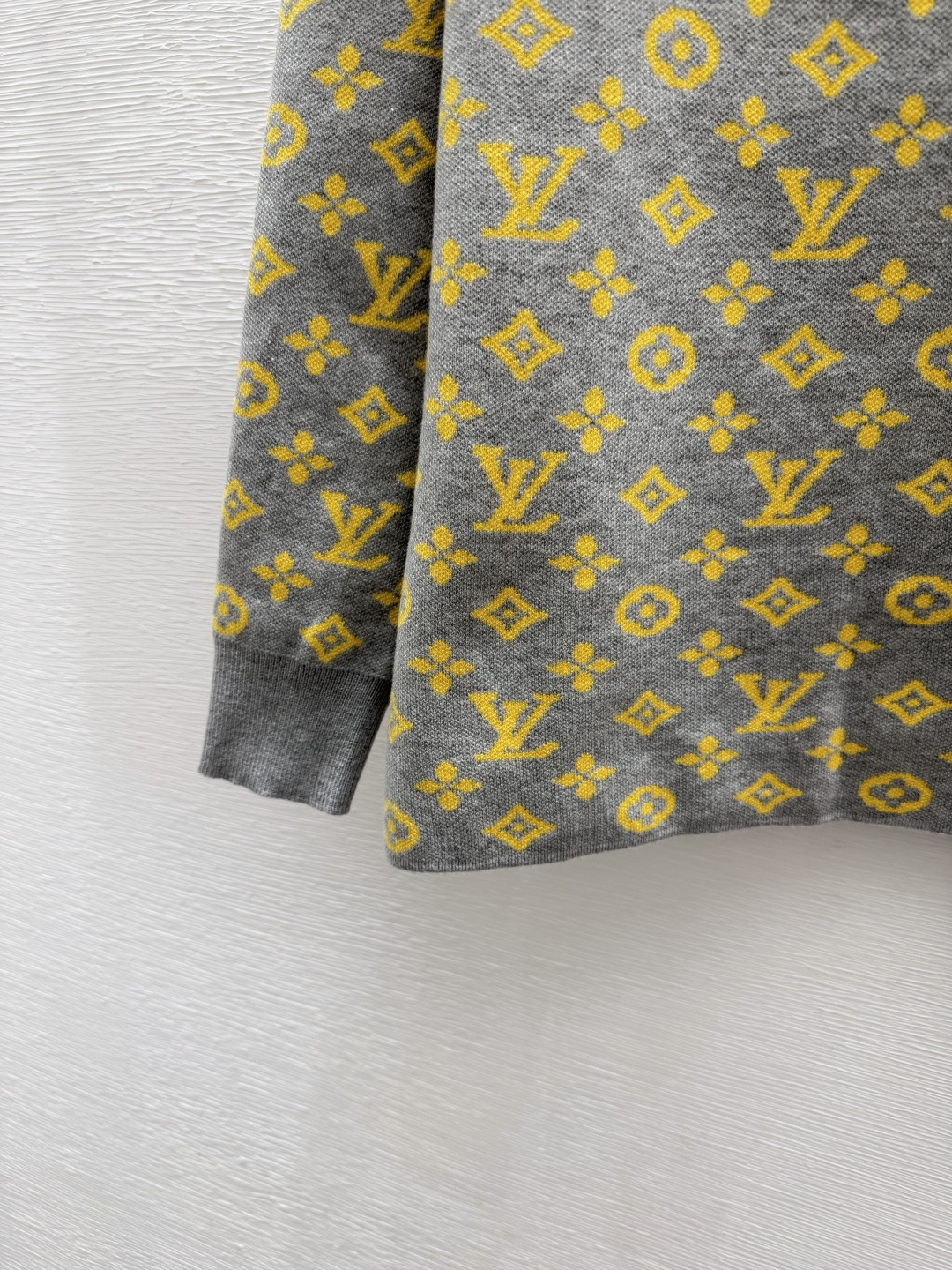 🆕L家🆕  早秋新款 撞色老花字母圆领针织长袖 颜色：灰色 尺码：36.38.40      