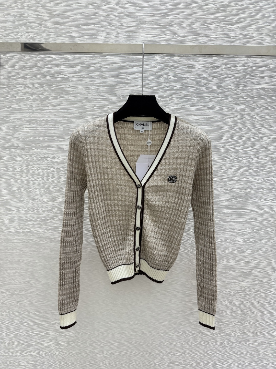 🆕CH家🆕  早秋新款 撞色简约V领针织长袖开衫 颜色：杏色 绿色 尺码：36.38.40      
