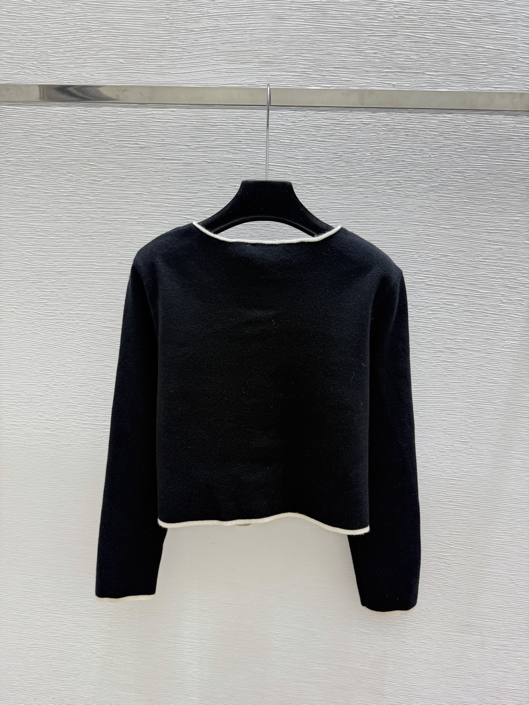 🆕CH家🆕  早秋新款 撞色简约圆领针织长袖开衫 颜色：杏色 黑色 尺码：36.38.40      