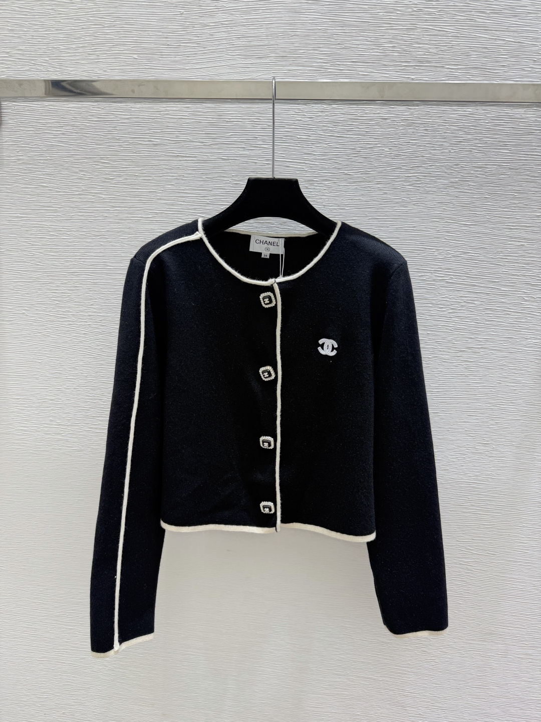 🆕CH家🆕  早秋新款 撞色简约圆领针织长袖开衫 颜色：杏色 黑色 尺码：36.38.40      