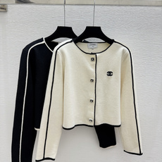 🆕CH家🆕 早秋新款 撞色简约圆领针织长袖开衫 颜色:杏色 黑色 尺码:36.38.40 🆕CH家🆕 早秋新款 撞色简约圆领针织长袖开衫 颜色:杏色 黑色 尺码:36.38.40
