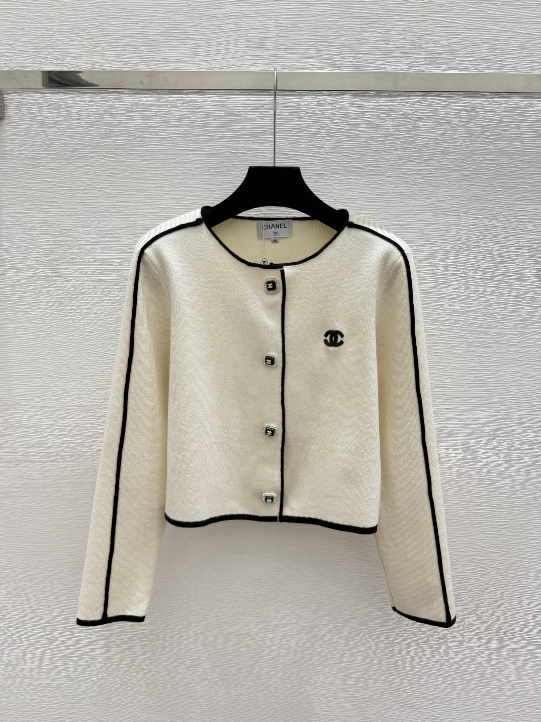 🆕CH家🆕  早秋新款 撞色简约圆领针织长袖开衫 颜色：杏色 黑色 尺码：36.38.40      