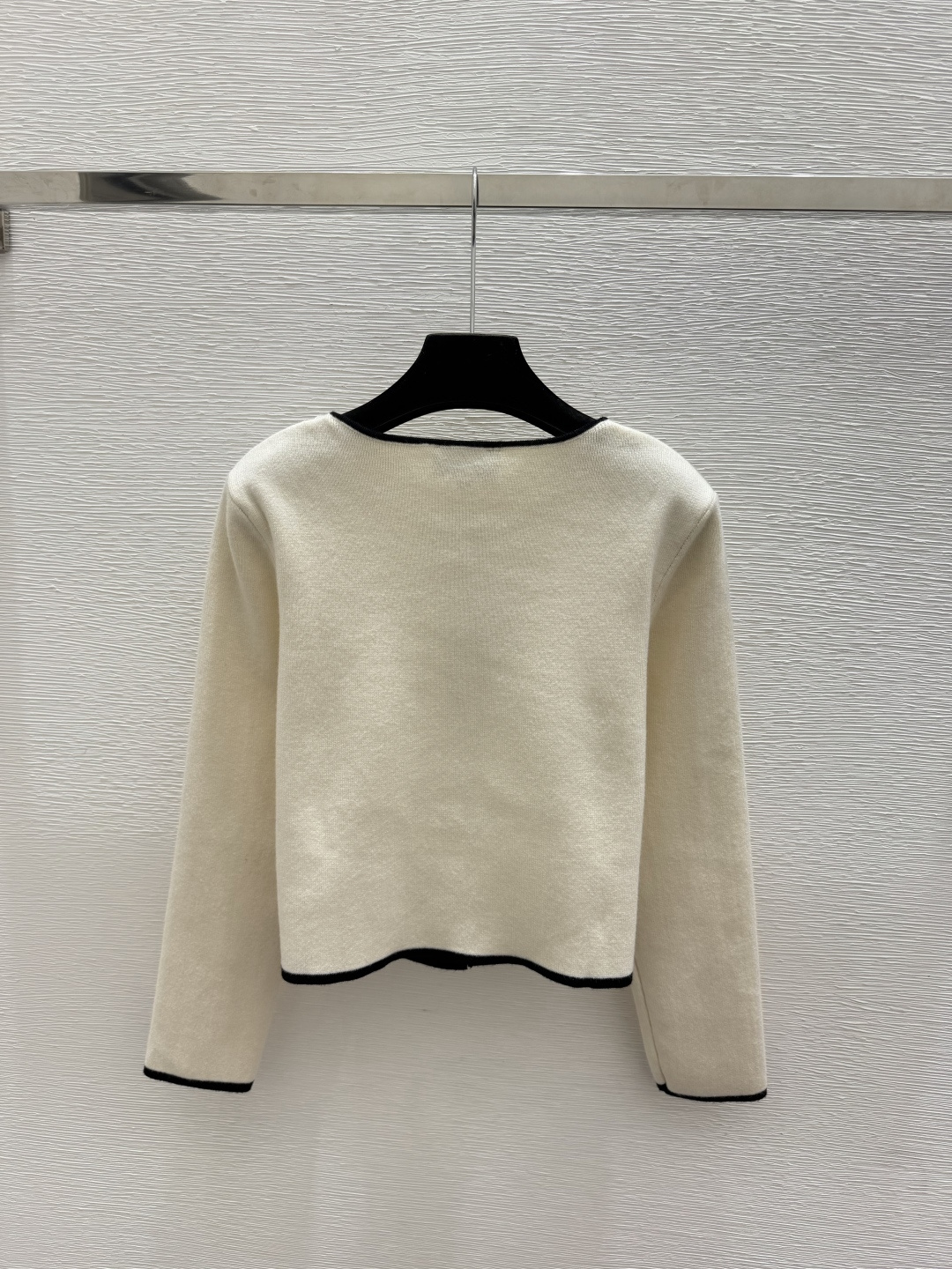 🆕CH家🆕  早秋新款 撞色简约圆领针织长袖开衫 颜色：杏色 黑色 尺码：36.38.40      