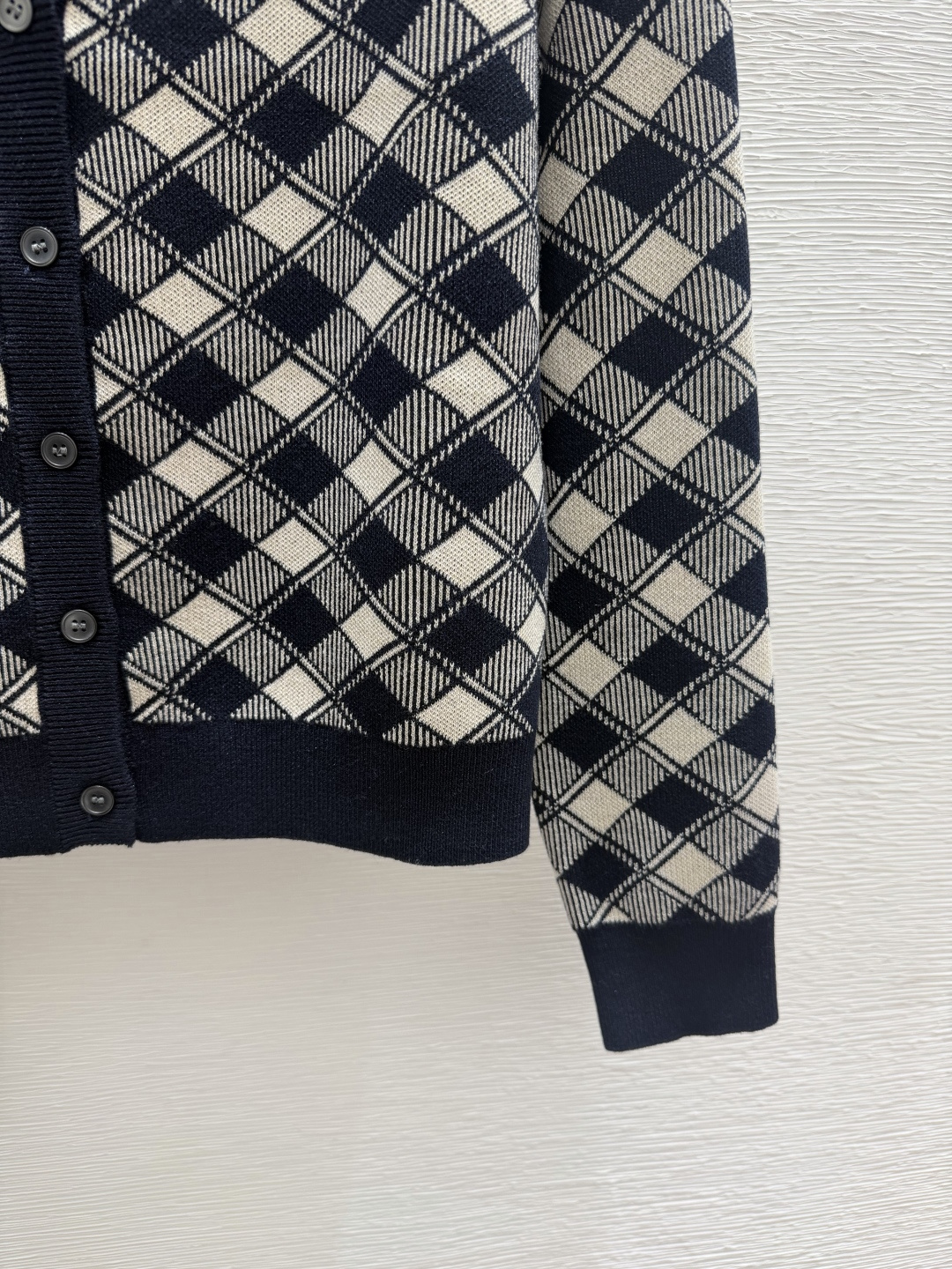 🆕P家🆕  早秋新款  撞色菱格V领针织长袖开衫 颜色：黑色 尺码：36.38.40      