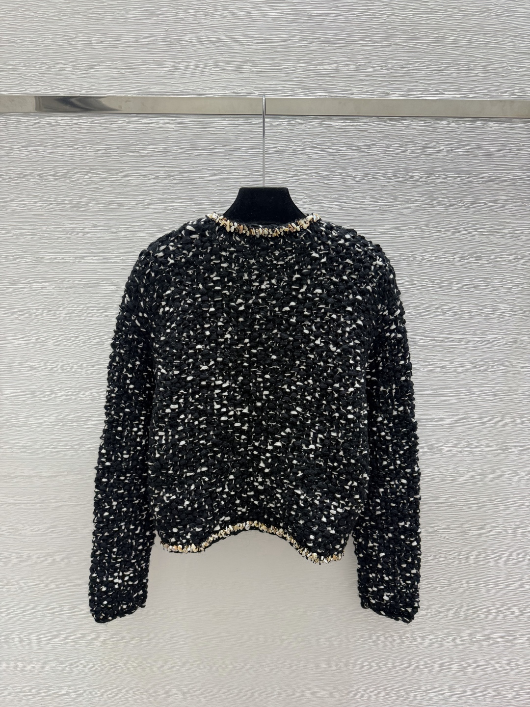 🆕CH家🆕  早秋新款  撞色简约V领针织长袖开衫 颜色：黑色 尺码：36.38.40      