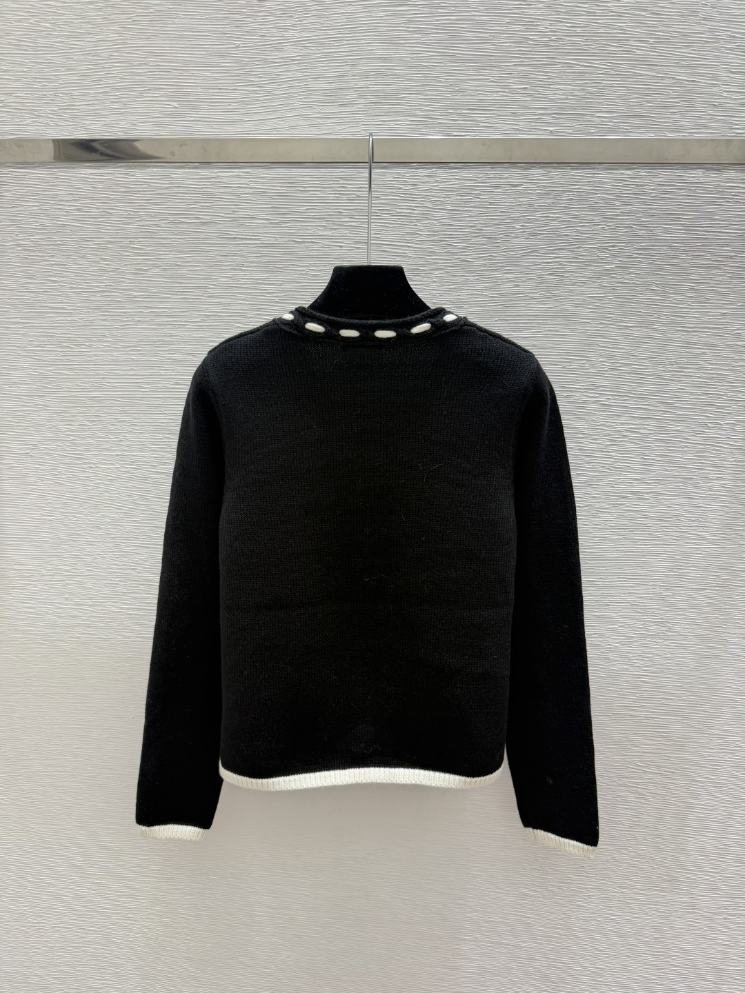 🆕CH家🆕  早秋新款  撞色简约圆领针织长袖开衫 颜色：白色 黑色 尺码：36.38.40      