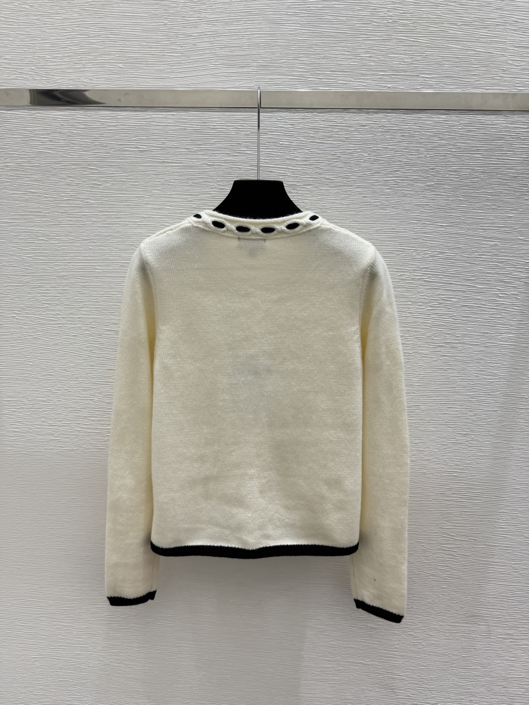 🆕CH家🆕  早秋新款  撞色简约圆领针织长袖开衫 颜色：白色 黑色 尺码：36.38.40      