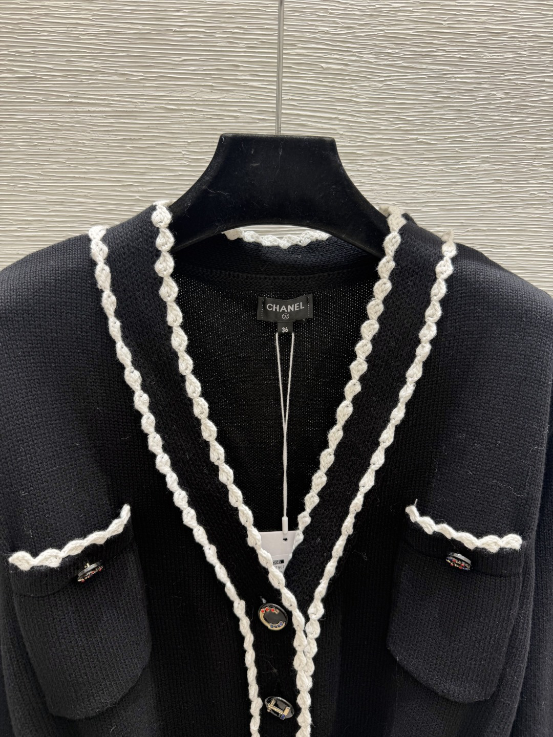 🆕CH家🆕  早秋新款  撞色简约V领针织长袖开衫 颜色：黑色 尺码：36.38.40      
