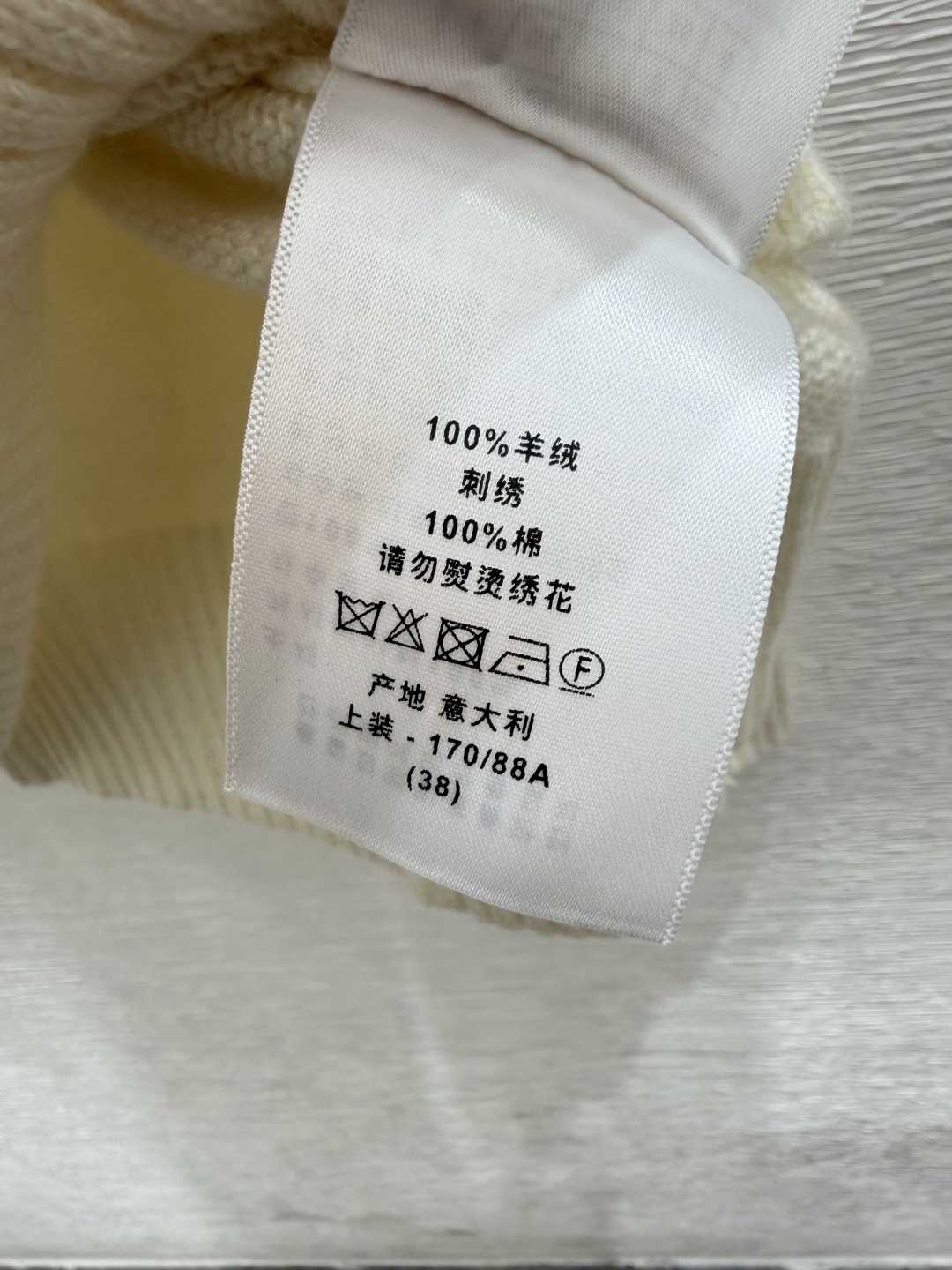 🆕D家🆕  早秋新款  撞色五角星圆领针织长袖 颜色：杏色 尺码：36.38.40      