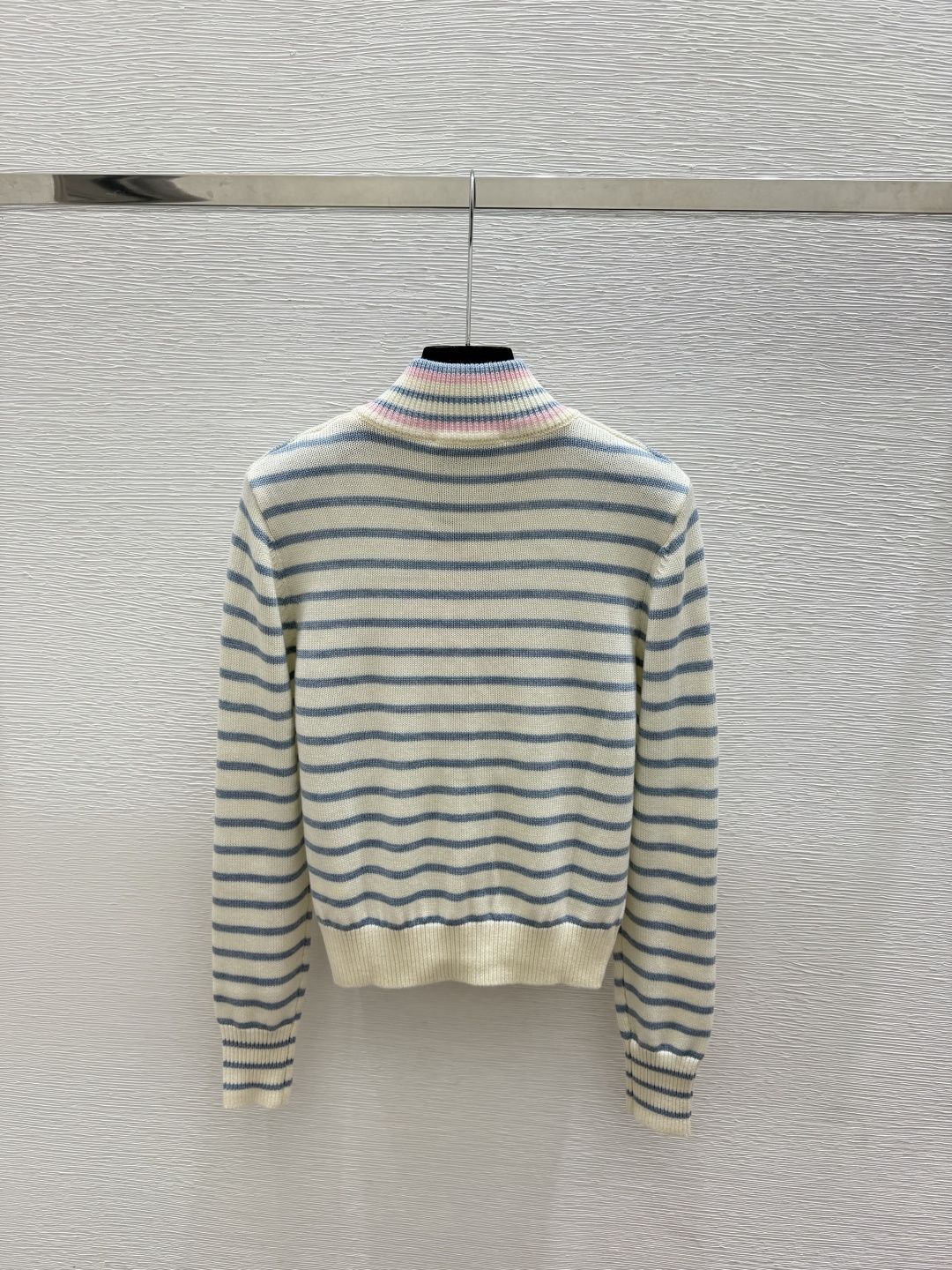 🆕M家🆕  早秋新款  撞色条纹高领针织长袖开衫 颜色：白色 尺码：36.38.40      