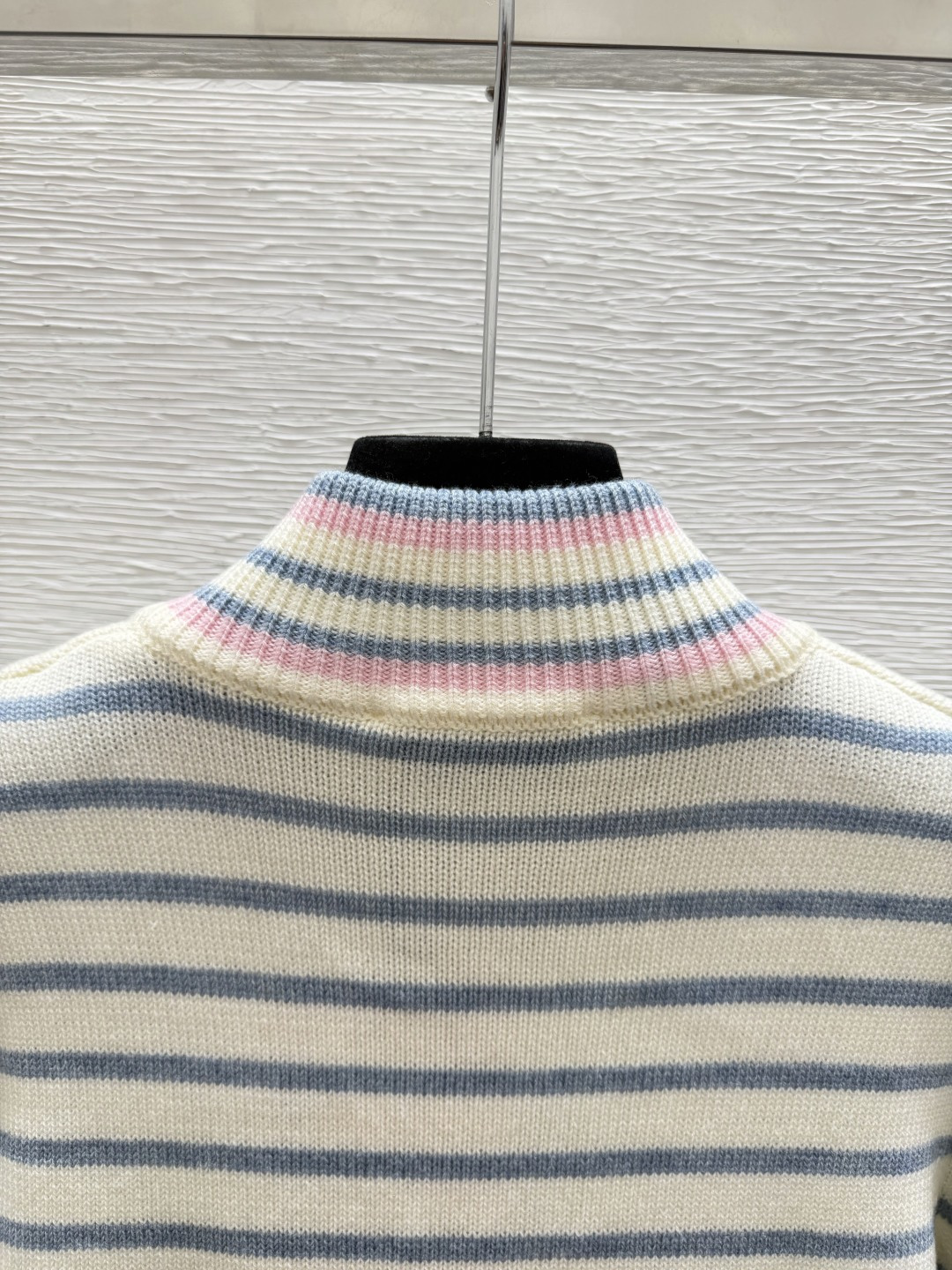 🆕M家🆕  早秋新款  撞色条纹高领针织长袖开衫 颜色：白色 尺码：36.38.40      