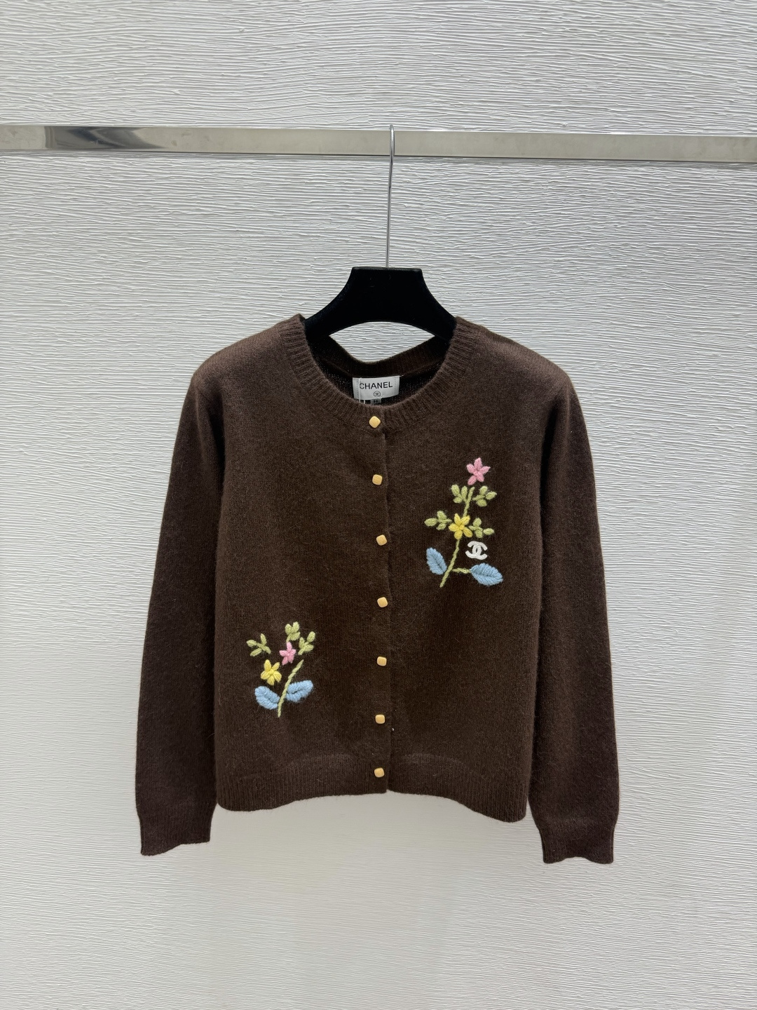 🆕CH家🆕  早秋新款  撞色花卉圆领针织长袖开衫 颜色：杏色 咖啡 尺码：36.38.40      