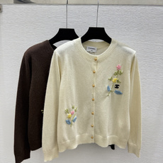 🆕CH家🆕 早秋新款 撞色花卉圆领针织长袖开衫 颜色:杏色 咖啡 尺码:36.38.40 🆕CH家🆕 早秋新款 撞色花卉圆领针织长袖开衫 颜色:杏色 咖啡 尺码:36.38.40