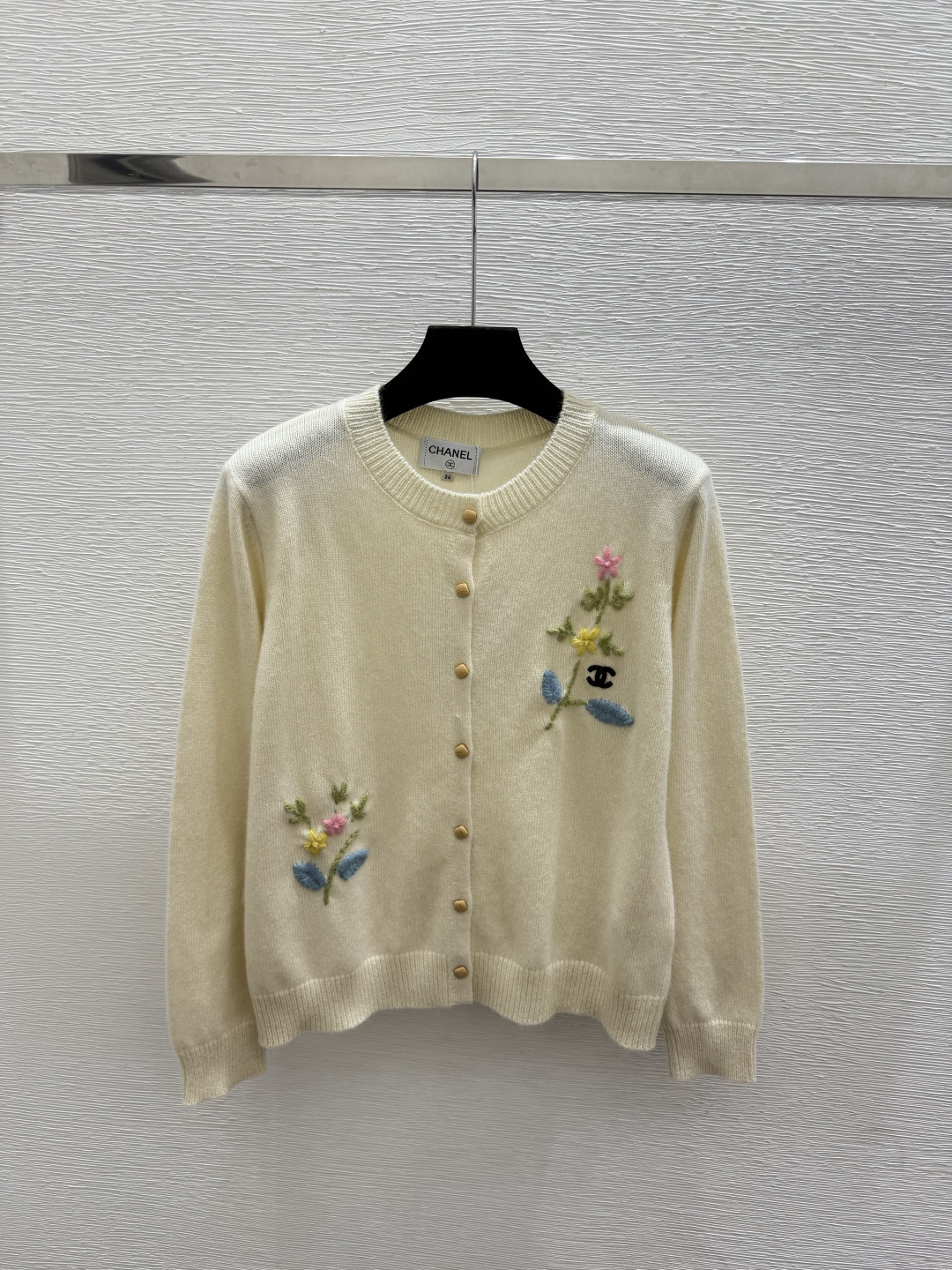 🆕CH家🆕  早秋新款  撞色花卉圆领针织长袖开衫 颜色：杏色 咖啡 尺码：36.38.40      