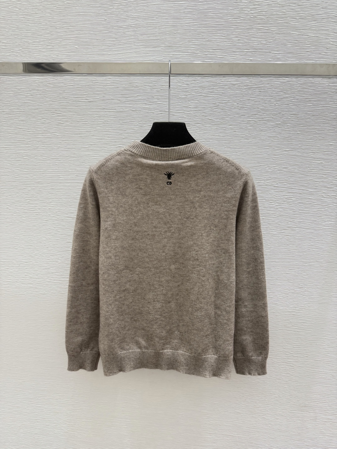🆕D家🆕  早秋新款  撞色花卉圆领针织长袖 颜色：白色 咖啡 尺码：36.38.40      