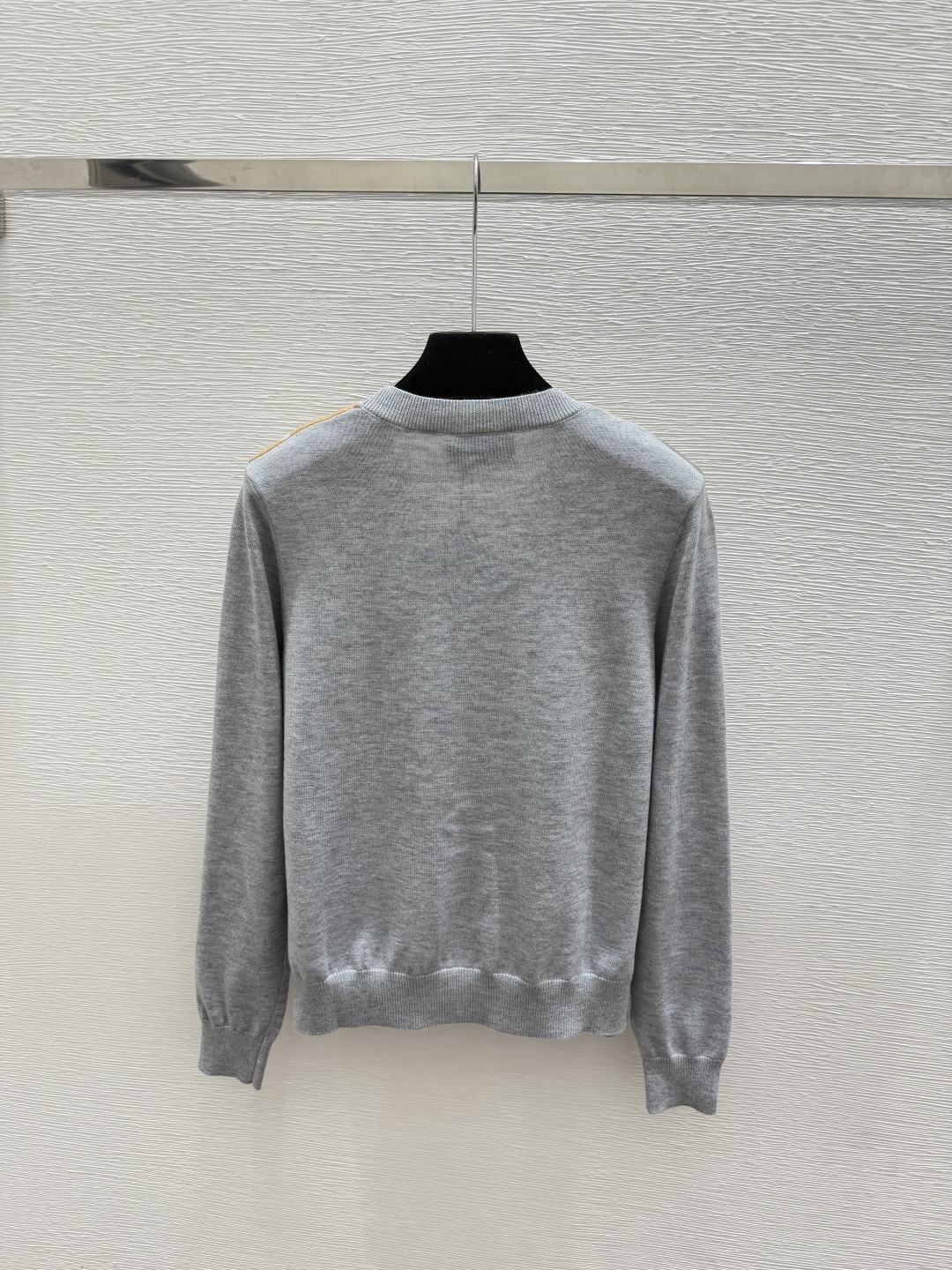🆕P家🆕  早秋新款  撞色菱格V领针织长袖开衫 颜色：灰色 宝蓝 尺码：36.38.40      