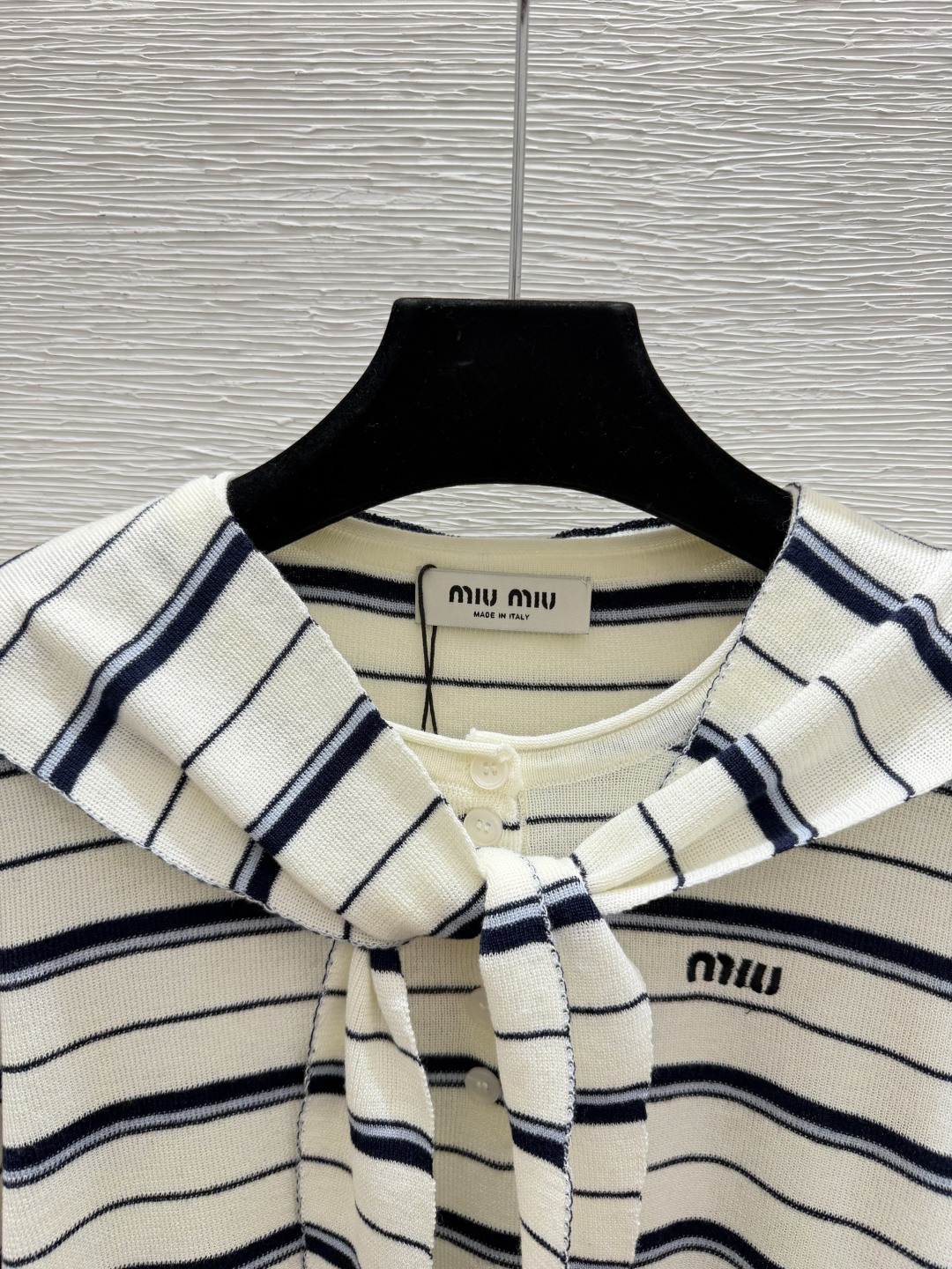 🆕M家🆕  早秋新款  撞色条纹披肩圆领针织长袖开衫 颜色：杏色 卡其 灰色 尺码：36.38.40      