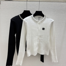 🆕CH家🆕 早秋新款 纯色钉钻圆领针织长袖开衫 颜色:白色 黑色 尺码:36.38.40 🆕CH家🆕 早秋新款 纯色钉钻圆领针织长袖开衫 颜色:白色 黑色 尺码:36.38.40