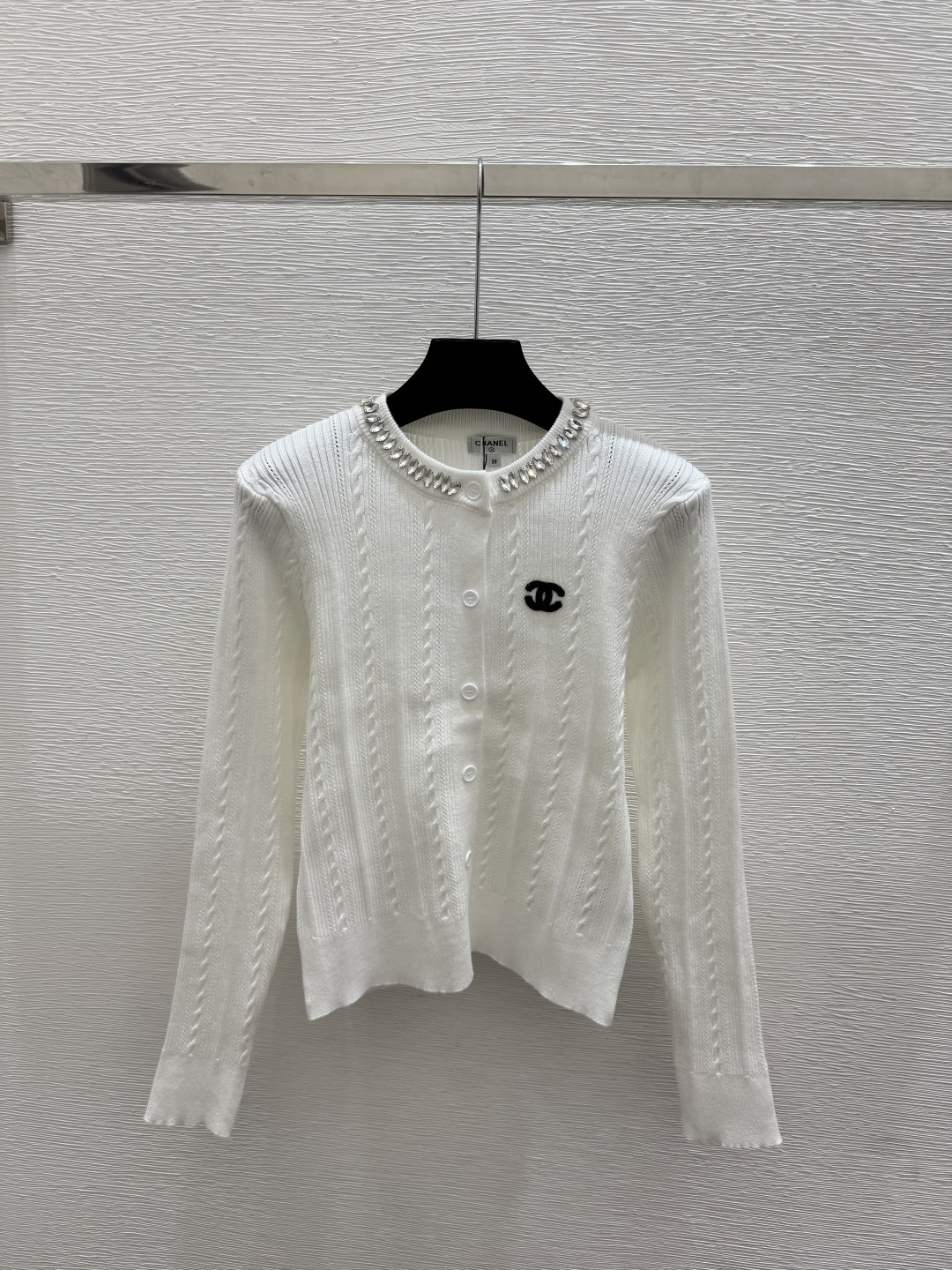 🆕CH家🆕  早秋新款  纯色钉钻圆领针织长袖开衫 颜色：白色 黑色 尺码：36.38.40      