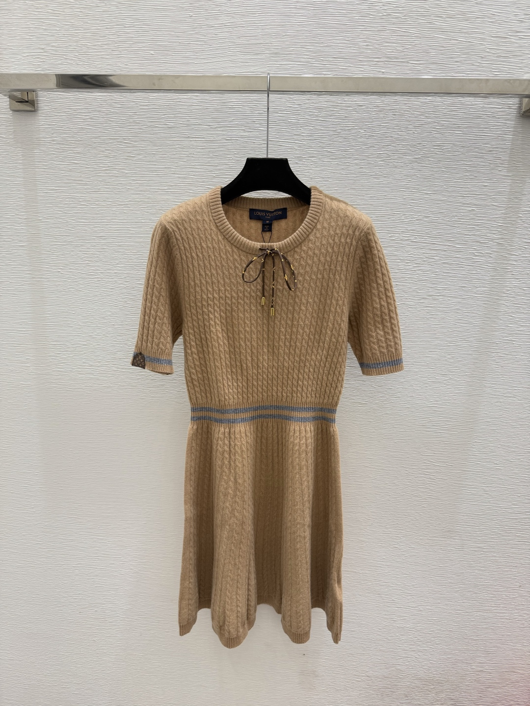 🆕L家🆕  早秋新款  撞色简约圆领针织短袖裙 颜色：卡其 宝蓝 尺码：36.38.40      