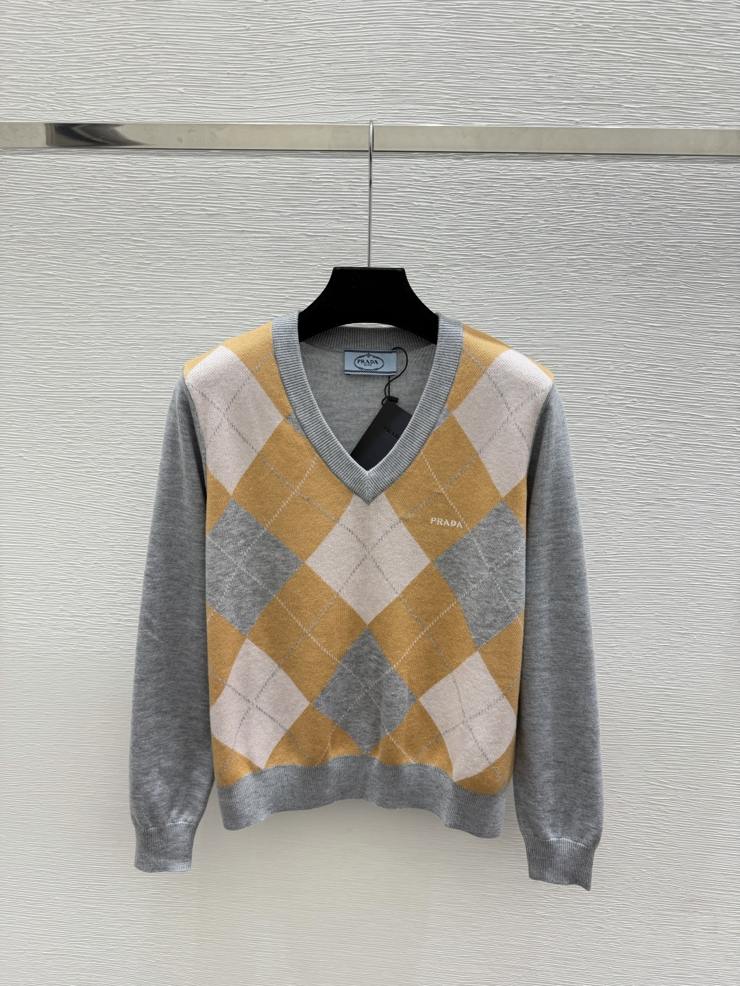 🆕P家🆕  早秋新款  撞色菱格V领针织长袖 颜色：灰色 宝蓝 尺码：36.38.40      