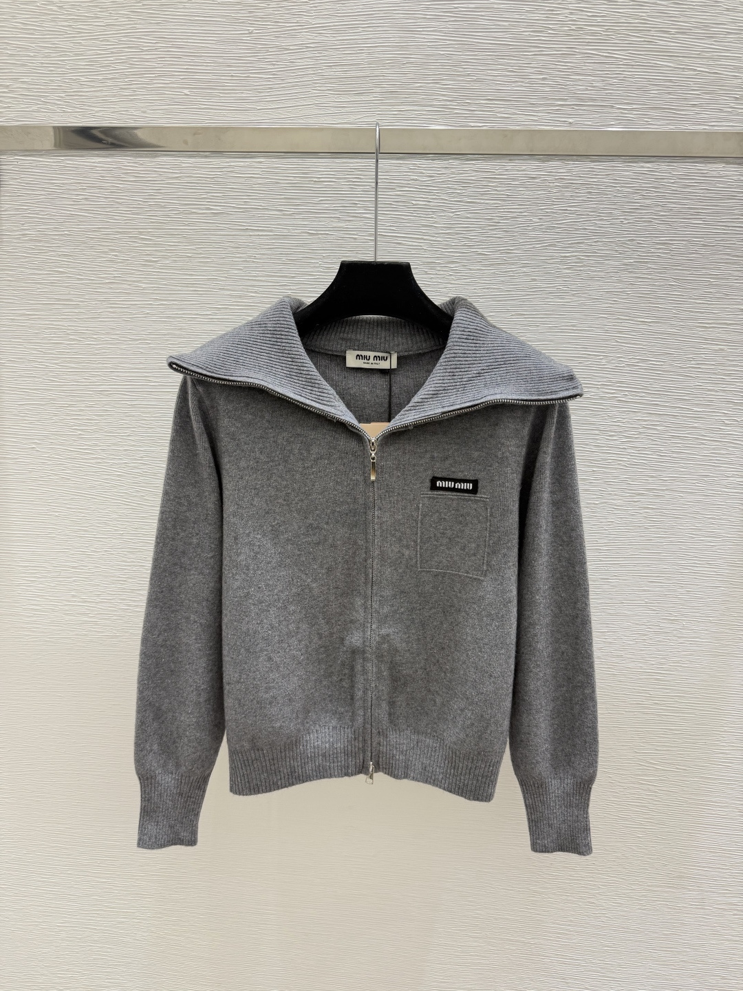 🆕M家🆕  早秋新款  纯色简约翻领针织长袖开衫 颜色：杏色 灰色 尺码：36.38.40      