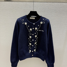 🆕M家🆕 早秋新款 撞色钉珠圆领针织长袖开衫 颜色:宝蓝 尺码:36.38.40 🆕M家🆕 早秋新款 撞色钉珠圆领针织长袖开衫 颜色:宝蓝 尺码:36.38.40
