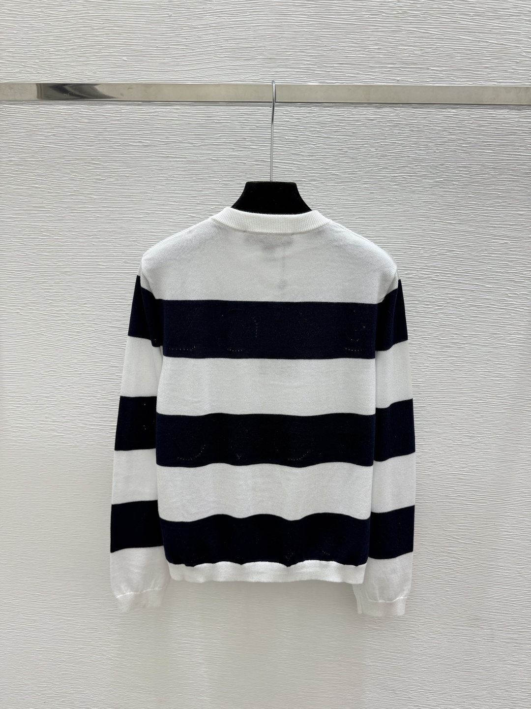 🆕L家🆕  早秋新款  撞色条纹圆领针织长袖开衫 颜色：白色 宝蓝 尺码：36.38.40      