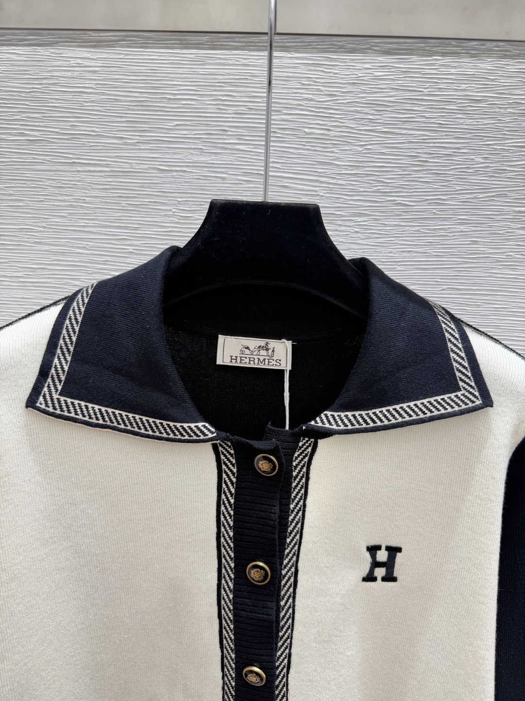 🆕HE家🆕  早秋新款  撞色翻领针织长袖开衫 颜色：黑色 尺码：36.38.40      