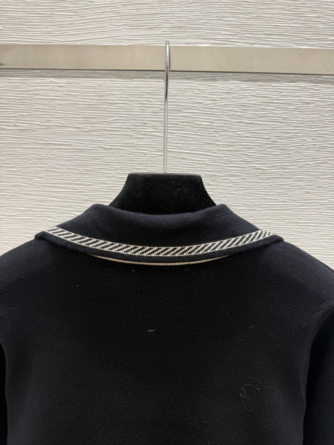 🆕HE家🆕  早秋新款  撞色翻领针织长袖开衫 颜色：黑色 尺码：36.38.40      