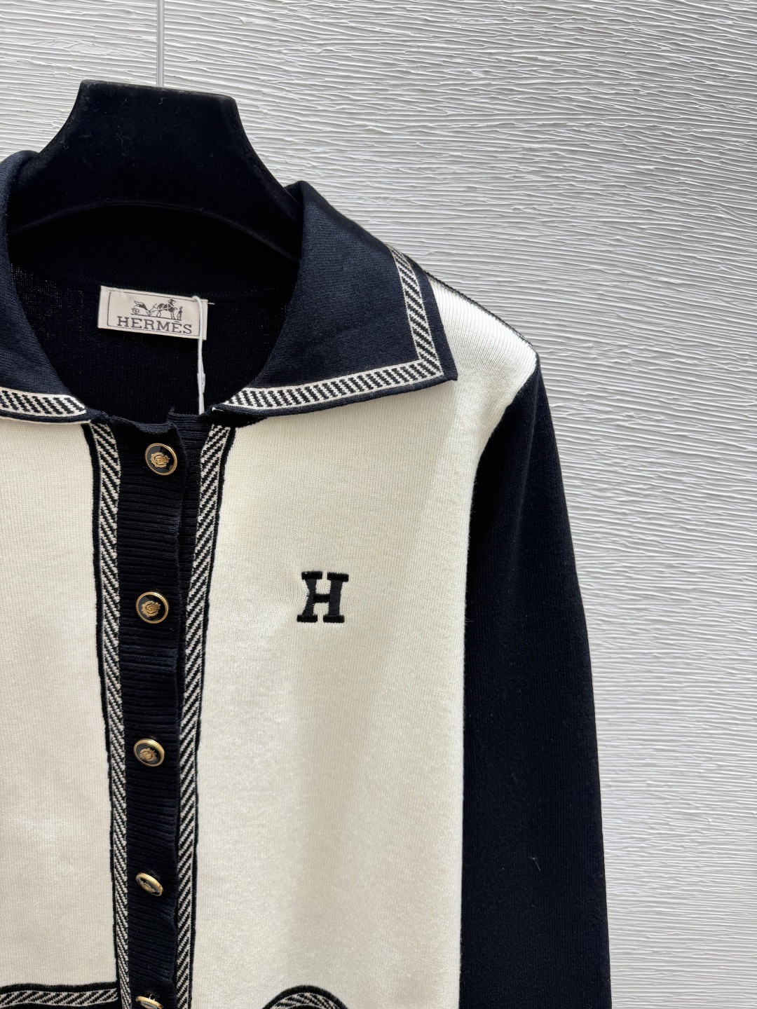 🆕HE家🆕  早秋新款  撞色翻领针织长袖开衫 颜色：黑色 尺码：36.38.40      