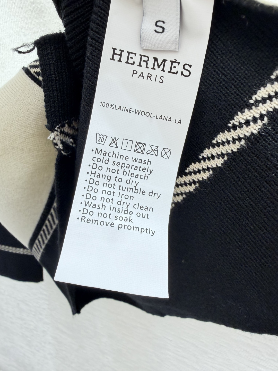 🆕HE家🆕  早秋新款  撞色翻领针织长袖开衫 颜色：黑色 尺码：36.38.40      