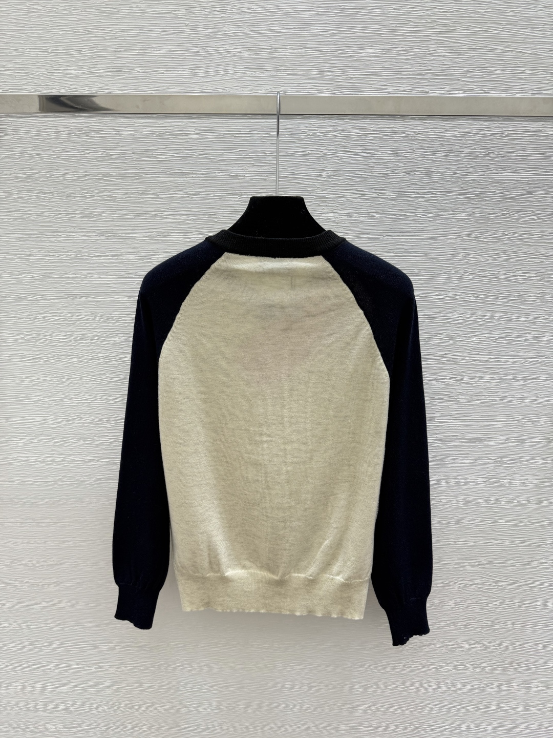 🆕M家🆕  早秋新款  撞色简约圆领针织长袖开衫 颜色：杏色 尺码：36.38.40      