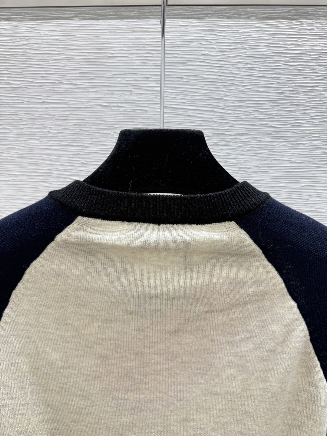 🆕M家🆕  早秋新款  撞色简约圆领针织长袖开衫 颜色：杏色 尺码：36.38.40      