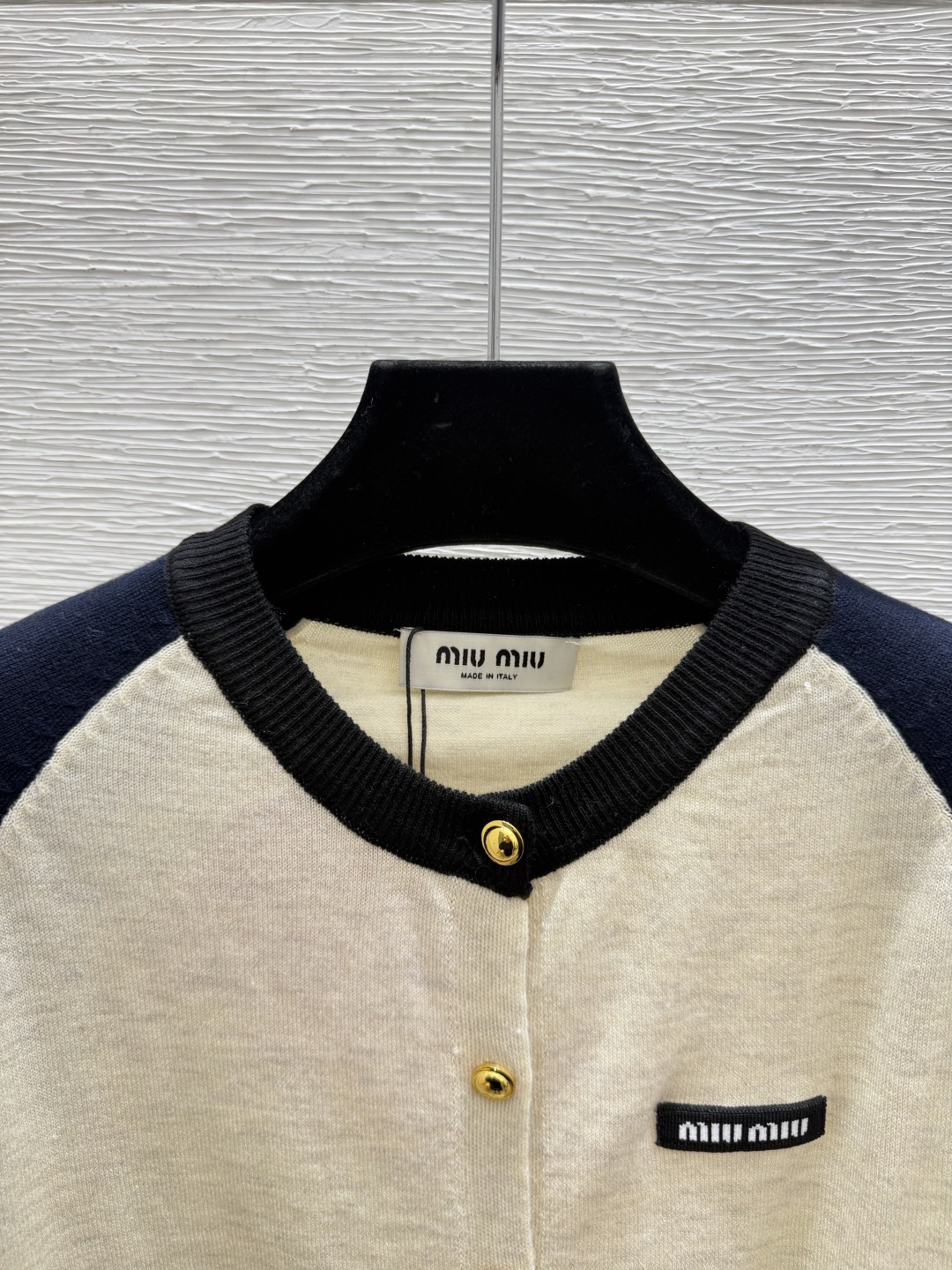🆕M家🆕  早秋新款  撞色简约圆领针织长袖开衫 颜色：杏色 尺码：36.38.40      