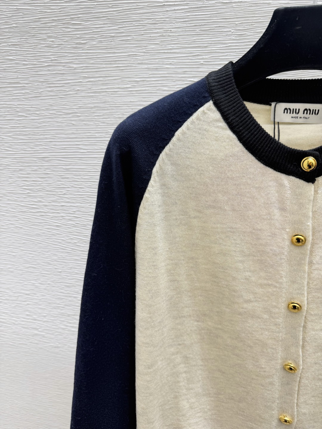 🆕M家🆕  早秋新款  撞色简约圆领针织长袖开衫 颜色：杏色 尺码：36.38.40      