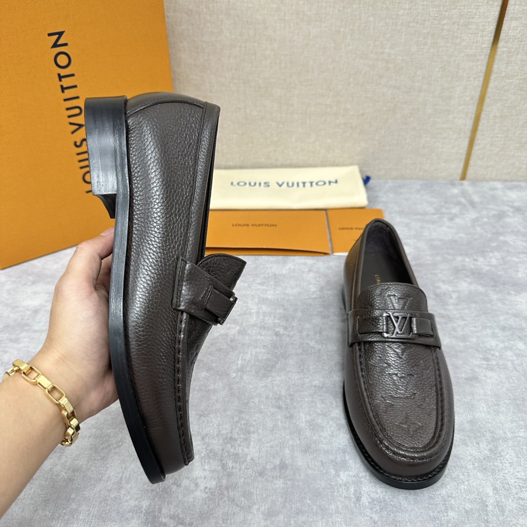 💋💍L家新品  LOUI* 乐福鞋皮鞋  官方 9,000  本款乐福鞋采用进口牛皮/开边珠亮皮/Mon