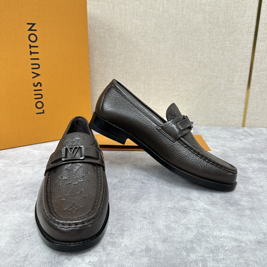 💋💍L家新品  LOUI* 乐福鞋皮鞋  官方 9,000  本款乐福鞋采用进口牛皮/开边珠亮皮/Mon