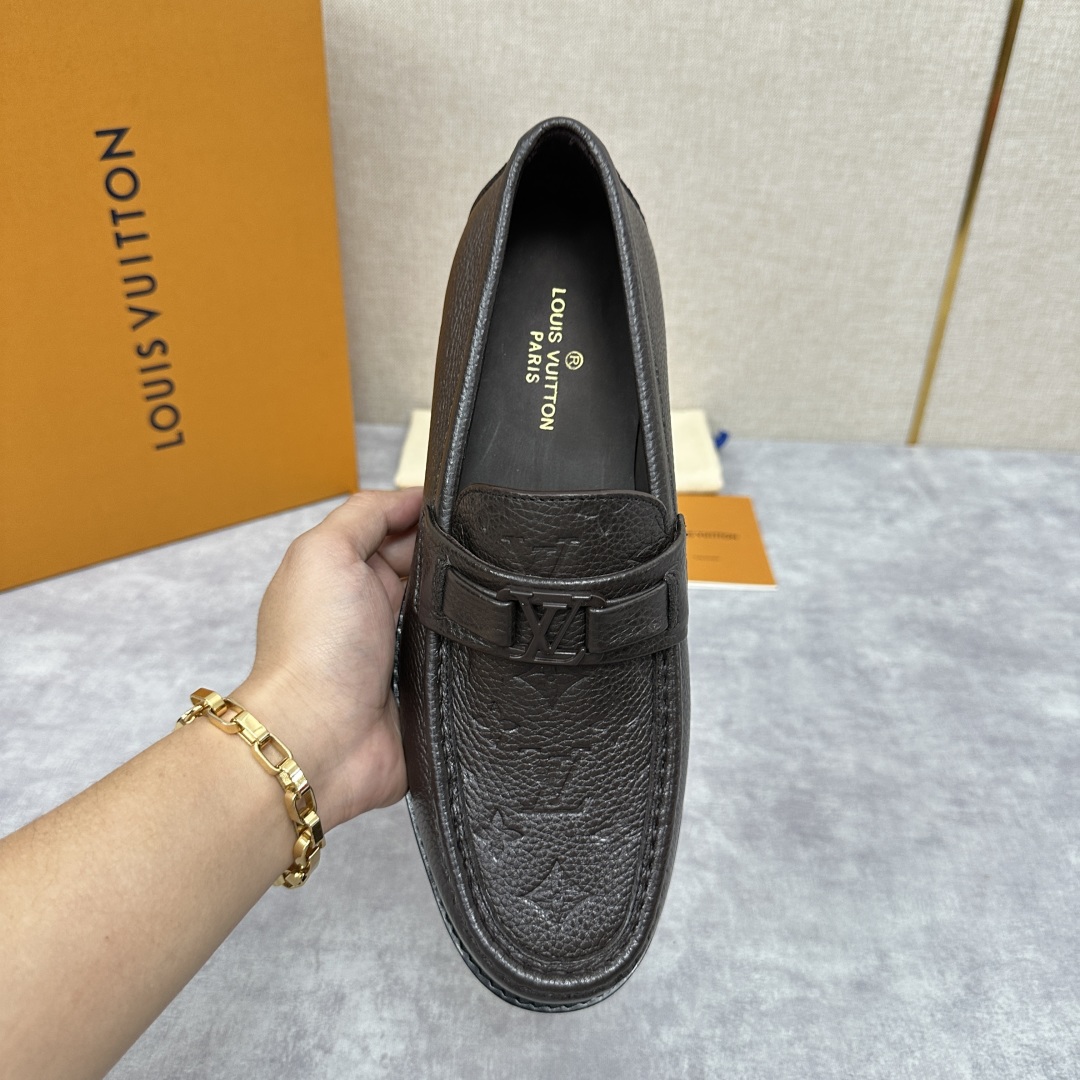 💋💍L家新品  LOUI* 乐福鞋皮鞋  官方 9,000  本款乐福鞋采用进口牛皮/开边珠亮皮/Mon